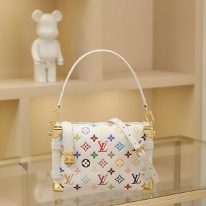 This medium-sized Side Trunk handbag showcases the playful spirit of the Louis Vuitton x Takashi Murakami reissue collection through its whimsical Monogram pattern. Crafted from supple calf leather with reinforced metal corners and the iconic S-lock clasp, it effortlessly holds daily essentials.Its structured silhouette pays homage to the House's classic trunks, while the removable studded handle and shoulder strap offer versatile carrying options. 16 x 8.5 x 23.5 cm (H x W x L)